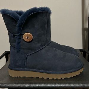 Ugg Bailey Button II Navy size 7 like new